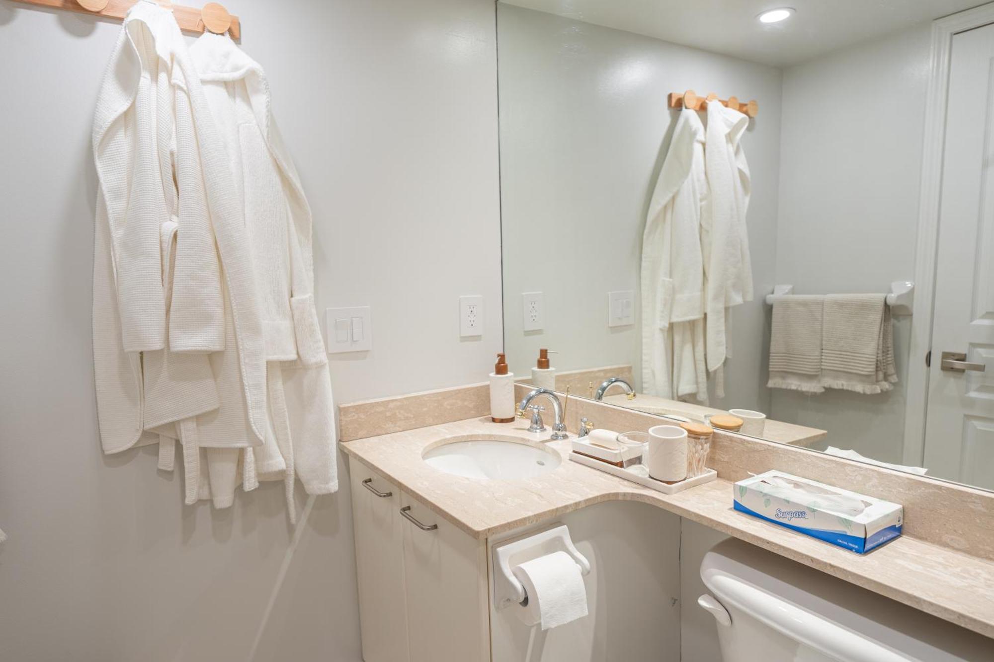 Boutique Suite Of Downtown Торонто Екстериор снимка